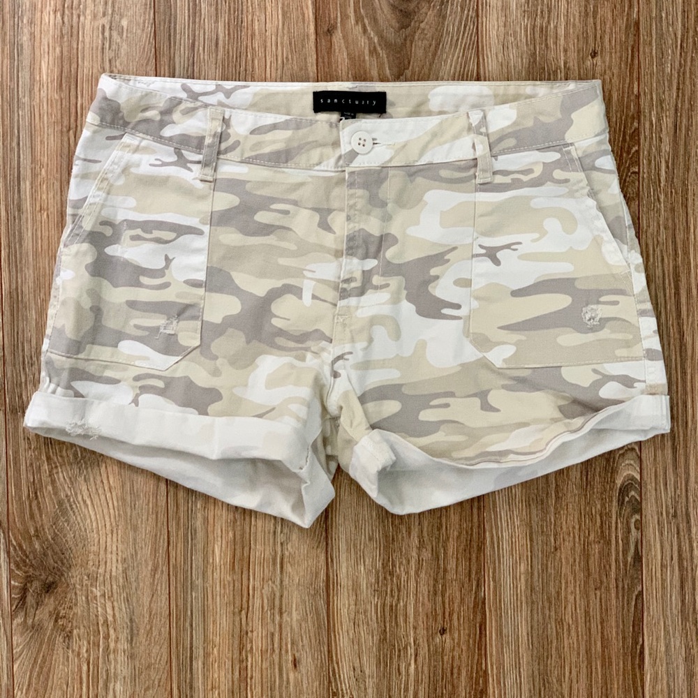 Women’s Camo Shorts 🌴